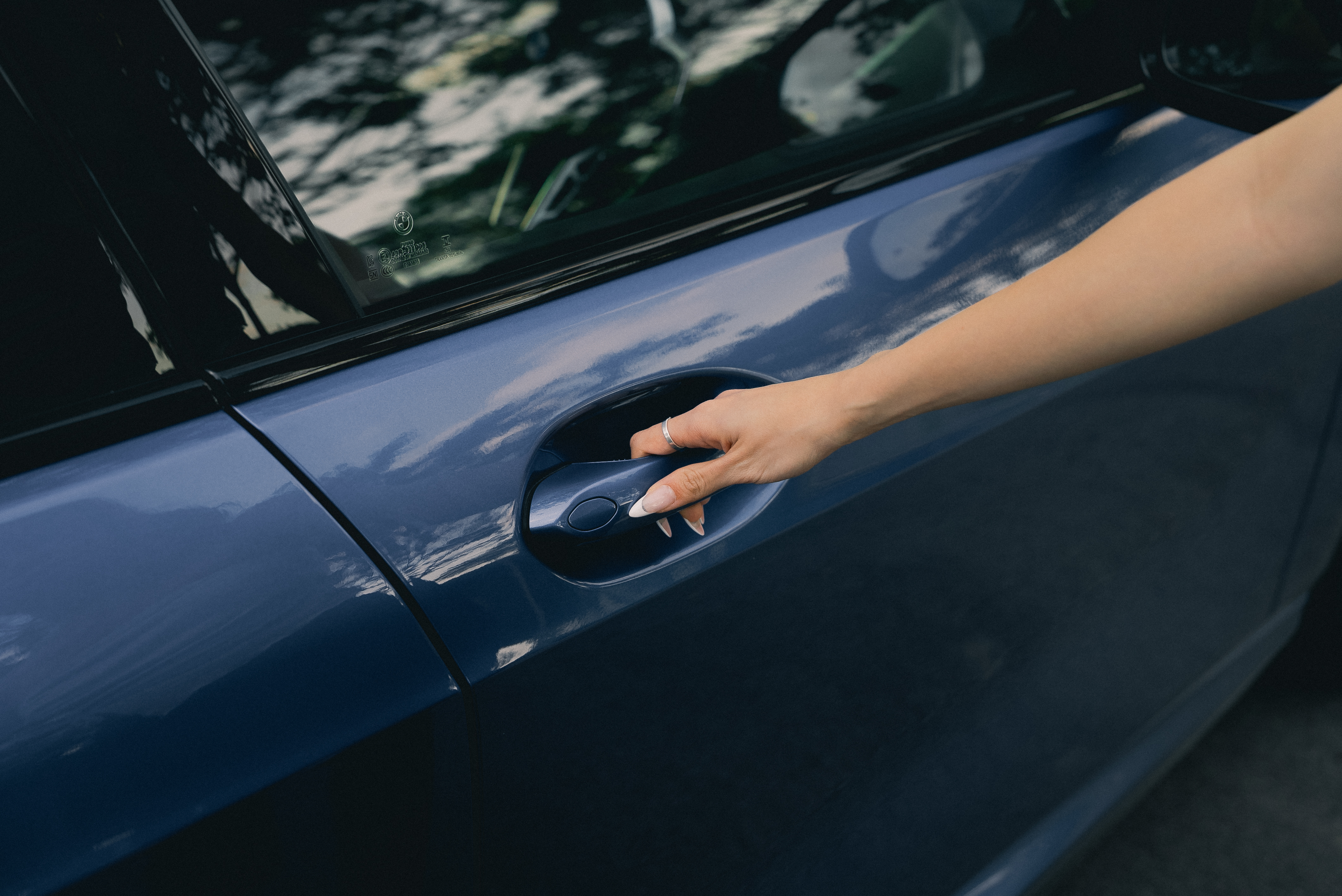 woman hand on car door handle